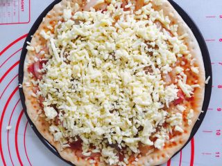 15、简单好吃的培根虾仁披萨????,撒上最后一层马苏里拉芝士  喜欢多点芝士的  可以多放点！放进烤箱烤25分钟左右 