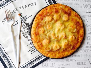 16、简单好吃的培根虾仁披萨????,喜欢焦一点的可以多烤一会，烤到表面金黄