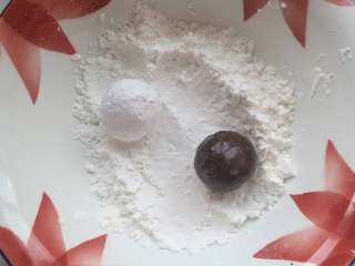 2、可可岩石饼干,再裹上糖粉