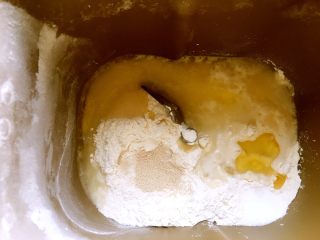 1、鲍旺财披萨????,披萨????底材料，用面包机揉成面团至发酵结束