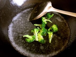 3、鲍旺财披萨????,西兰花焯水，水中加点盐和油