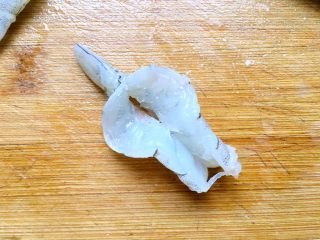 4、鲍旺财披萨????,大虾在尾部前切到底