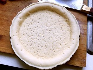 8、鲍旺财披萨????,放入披萨盘，扎孔