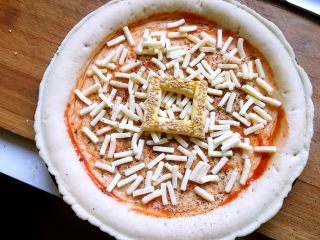 10、鲍旺财披萨????,再放上做好的口字酥皮