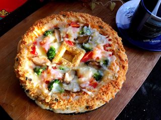 14、鲍旺财披萨????,烤箱预热200度，烤制15分钟左右，至马苏里拉芝士融化即可