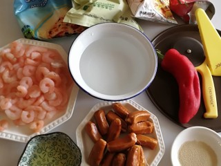 1、虾仁&脆皮肠披萨,准备好原材料。