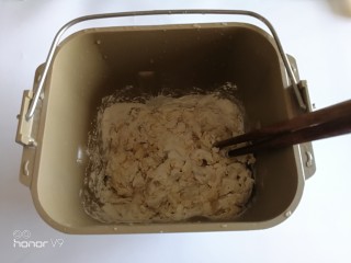 2、虾仁&脆皮肠披萨,将1里面所有材料放入面包机,用筷子稍微搅拌。