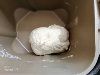 5、虾仁&脆皮肠披萨,面包机揉25分钟。