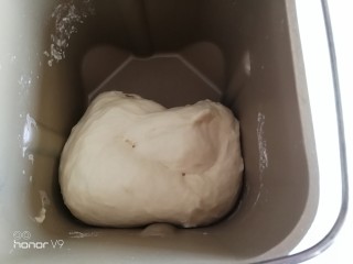 6、虾仁&脆皮肠披萨,发酵到1.5倍大。