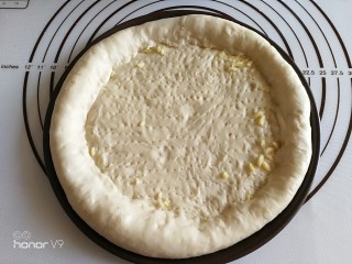 10、虾仁&脆皮肠披萨,用叉子戳孔。