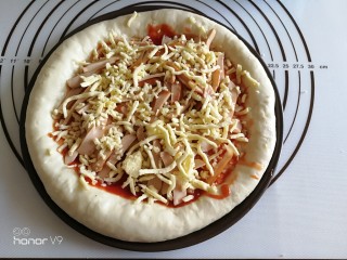 12、虾仁&脆皮肠披萨,再撒一层马苏里拉碎。