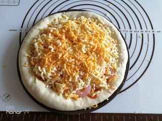 14、虾仁&脆皮肠披萨,最后再放入一层马苏里拉碎和马苏里拉丝。