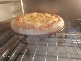 15、虾仁&脆皮肠披萨,烤箱200 度烤30分钟。