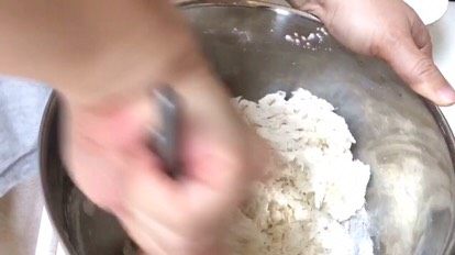 2、炸酱面·#人民的美食#,直至盆中无干粉，面粉呈絮状