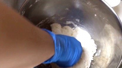 3、炸酱面·#人民的美食#,用手揉成面团