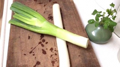 6、炸酱面·#人民的美食#,大葱一根