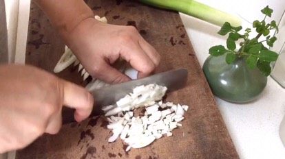 8、炸酱面·#人民的美食#,大葱切成末