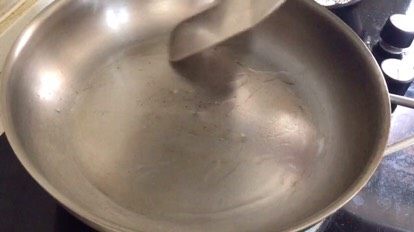 9、炸酱面·#人民的美食#,热锅，加一点点油防粘锅