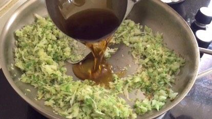 11、炸酱面·#人民的美食#,加第二次油继续炸香