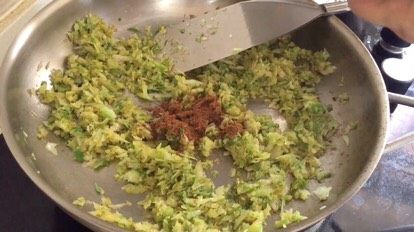 12、炸酱面·#人民的美食#,放五香粉