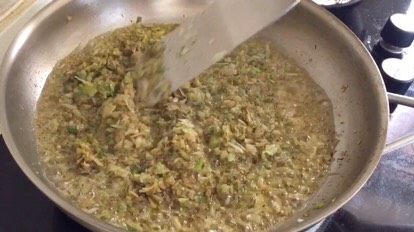 14、炸酱面·#人民的美食#,加第三次油炸至开始发黄