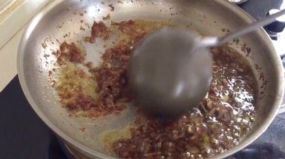 16、炸酱面·#人民的美食#,继续慢火炸至油分离出来