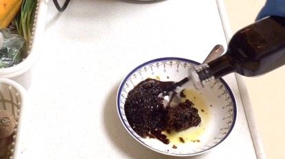 19、炸酱面·#人民的美食#,加淡酱油稀释后使用