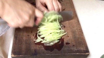 20、炸酱面·#人民的美食#,青瓜切丝