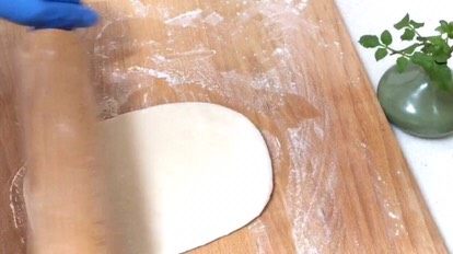 23、炸酱面·#人民的美食#,擀成薄片