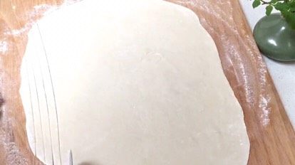 24、炸酱面·#人民的美食#,切成条，我用的滚轮披萨刀