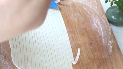 25、炸酱面·#人民的美食#,待水温升至50度左右将面条拉一下放入锅中