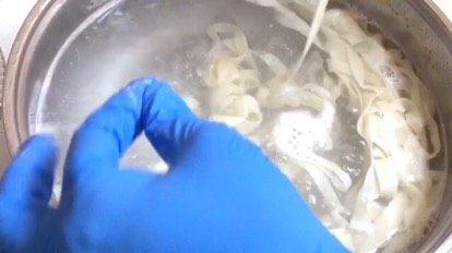 27、炸酱面·#人民的美食#,水温太高时调小火