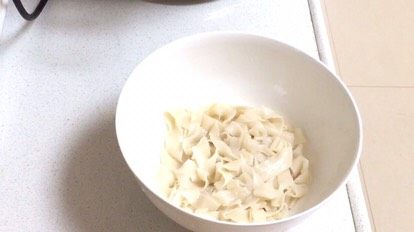 28、炸酱面·#人民的美食#,鲜面很容易熟，每次做好一碗就捞出来放入凉开水或矿泉水中再立刻滤出来控干水