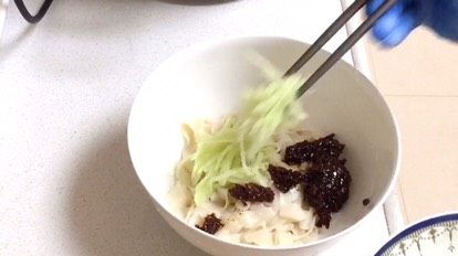 30、炸酱面·#人民的美食#,加青瓜丝