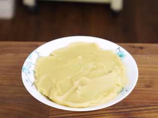 6、蛋黄莲蓉月饼,炒好的莲蓉放入盘中铺平晾凉