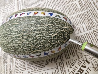 3、水果花篮,用v型工具沿着胶布的边缘戳进去