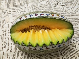 7、水果花篮,用刀沿着中间胶布的边缘切下