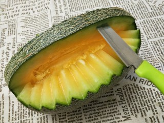 12、水果花篮,用刀削掉花篮提手下面的果肉