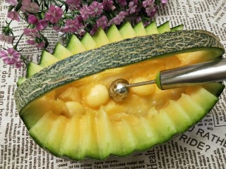 13、水果花篮,用挖勺挖去哈密瓜的果肉