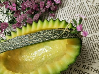 14、水果花篮,用牙签在提手上扎孔，插上鲜花