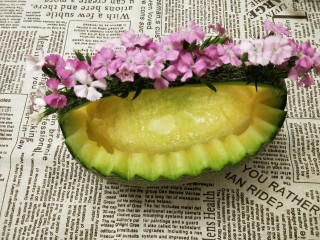 15、水果花篮,在提手上插满鲜花