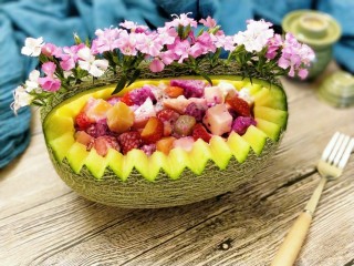 20、水果花篮,倒入花篮中，装饰后的水果花篮，看起来更有食欲！