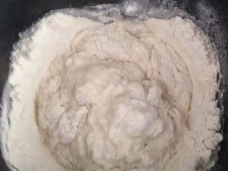 1、火腿披萨,将面粉、盐、糖、油、发酵粉放入面包机启动和面