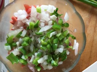 3、火腿披萨,切一些洋葱碎、青椒碎，火腿碎备用