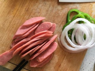 4、火腿披萨,切洋葱圈、青椒圈、火腿片备用