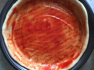 6、火腿披萨,刷番茄酱