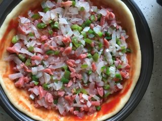 7、火腿披萨,均匀撒上各种碎