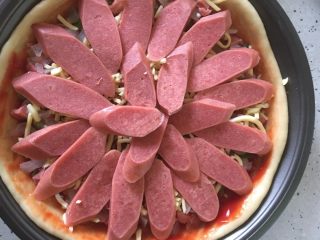 9、火腿披萨,摆放火腿肠片