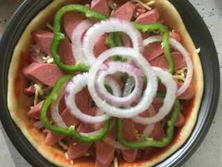 10、火腿披萨,放洋葱圈⭕、青椒圈
