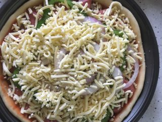 11、火腿披萨,再撒一层马苏里拉